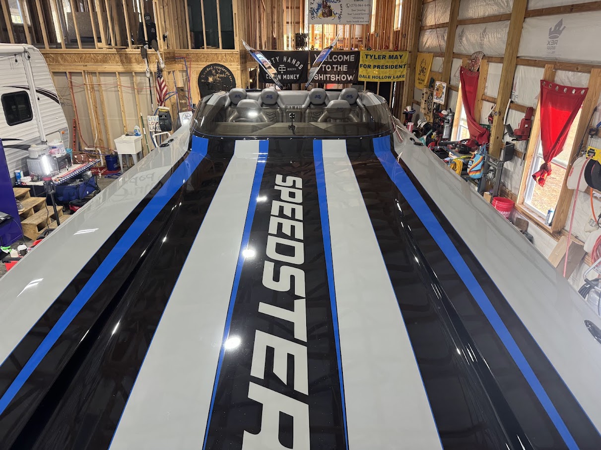 Detailed speedster hull graphics